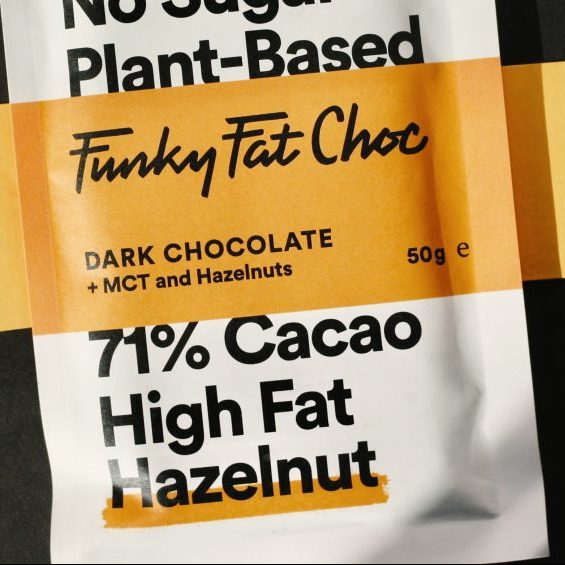 Funky Fat tableta de chocolate con MCT con avellanas vegana y sin gluten